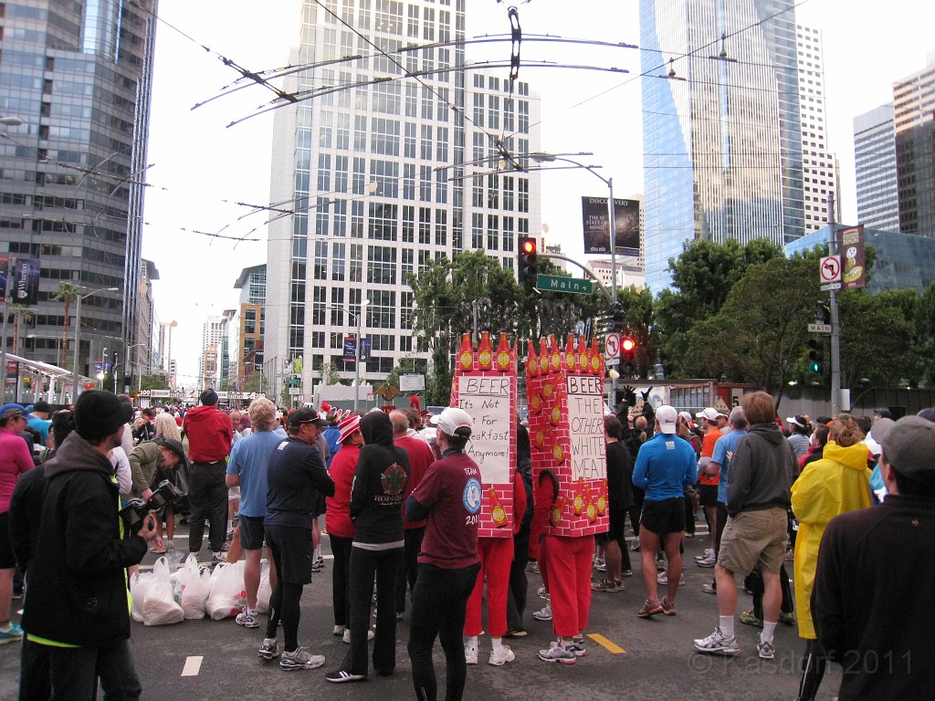 2011 Bay to Breakers Sunday 0080.JPG - I was able to participate in the 2011, 100th anniversary of the San Francisco Bay to Breakers 12K race. A great weekend for sight seeing and racing.